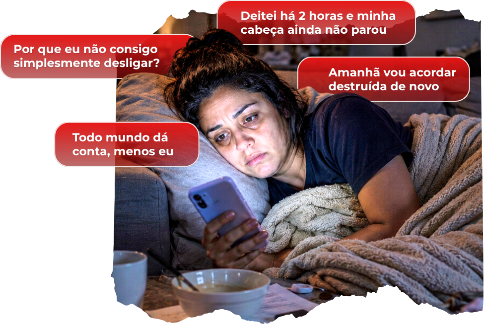 Mulher deitada no sofá com pensamentos acelerados durante a noite